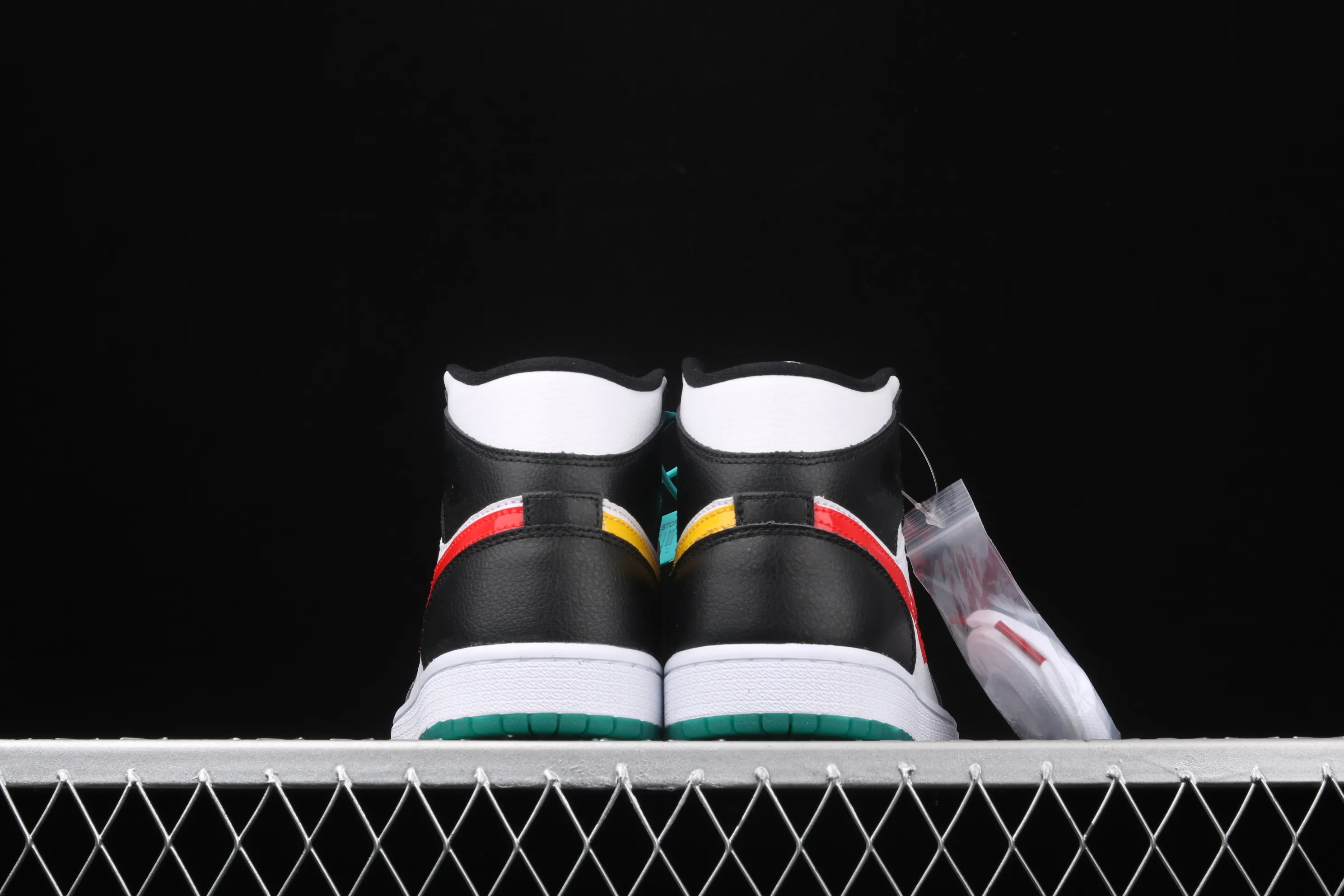 All categories Air Jordan Jordan series basketball shoes Air Jordan 1 Mid Air Jordan 1 Mid AJ1 Joe 1 red and yellow color hook Yuanyang mid-top basketball shoes BQ6472-063